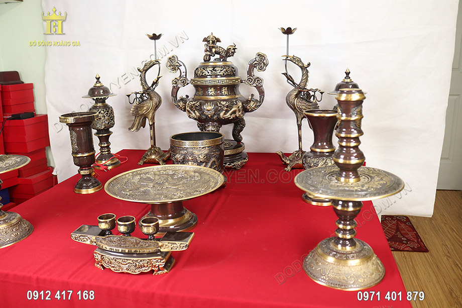 Nếu gia chủ chọn đặt 3 chiếc m&acirc;m bồng tr&ecirc;n ban thờ gia ti&ecirc;n nh&agrave; m&igrave;nh th&igrave; n&ecirc;n chọn một chiếc ở giữa to hơn hai chiếc ở hai b&ecirc;n để gi&uacute;p ban thờ c&acirc;n xứng v&agrave; đẹp hơn
